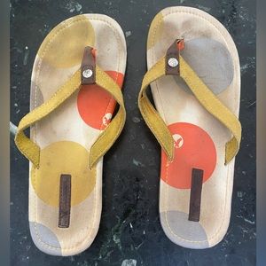 Women's American Eagle Outfitters flip flop. Yellow & white. Size 7. Thong shoes